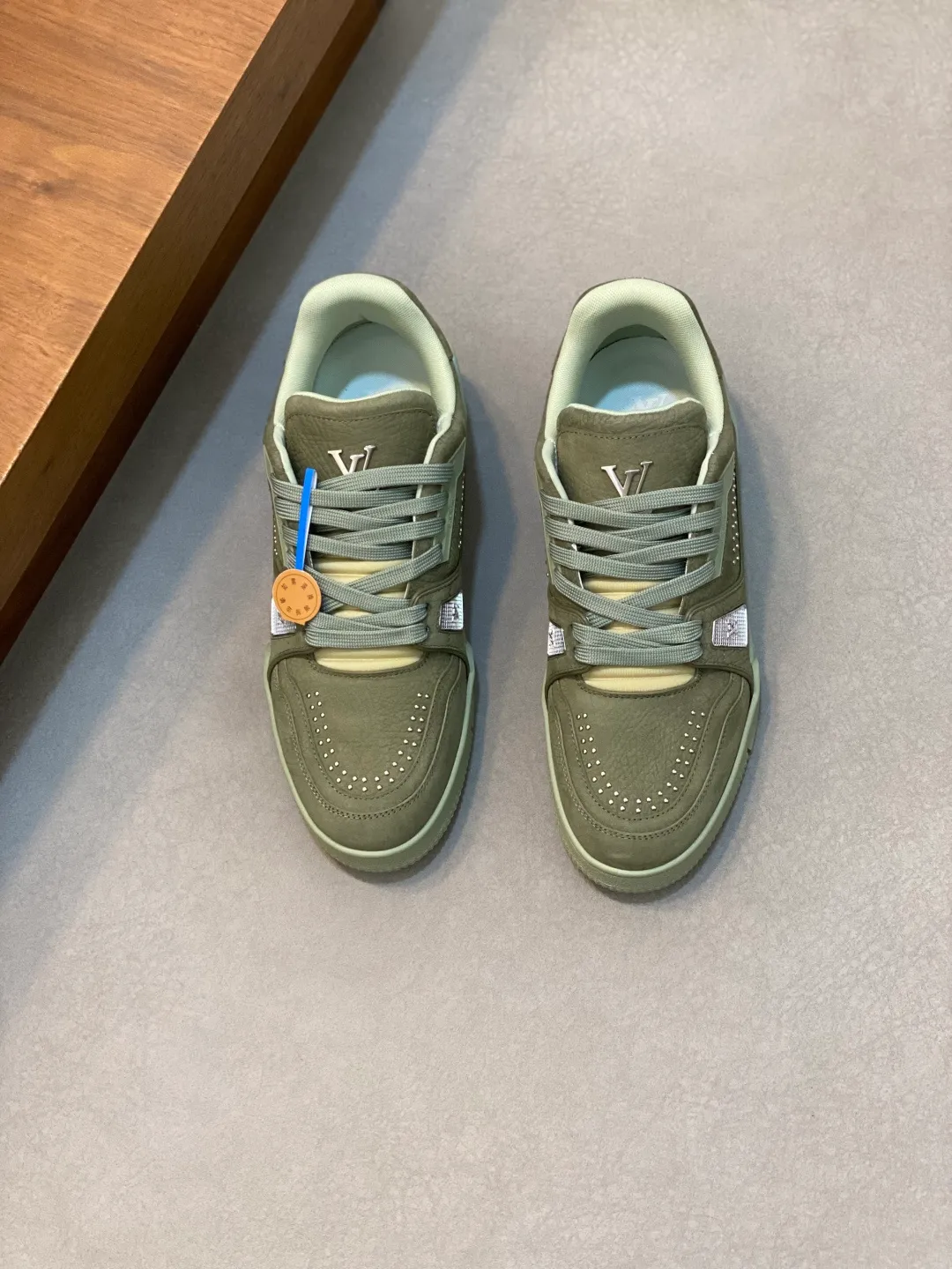 Men's men's shoes 💰820 Lujia New Color Men's 🧍‍♂️trainer sneakers, this LV Trainer sneaker is made of soft grained calfskin, showing pure tones, the #54 logo on the back traces the brand's birth in 1854, the designer's handwritten brand logo embellishes one side, designed by Virgil Abloh himself, a very commemorative sneaker, the new LV Louis Vuitton louis vuitton trainer sneaker low casual sports culture versatile basketball sneakers Size: 35-46 (customized for women 40, men 46)